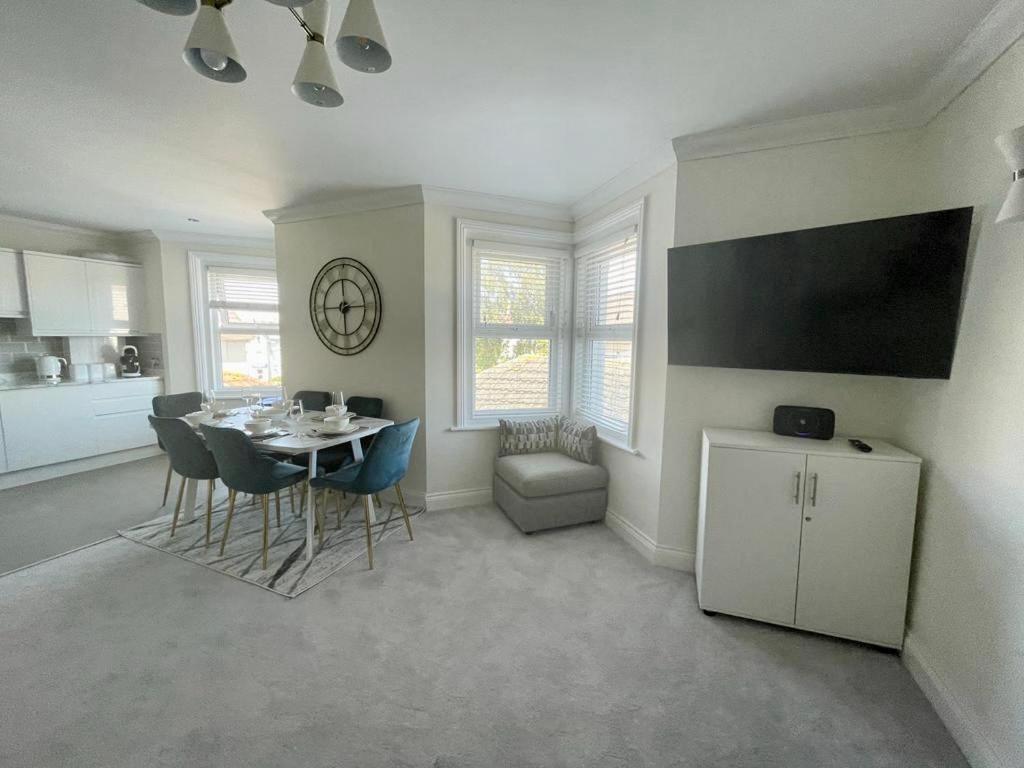 Exquisite Apartment, Stone Throw From The Beach بورنماوث المظهر الخارجي الصورة